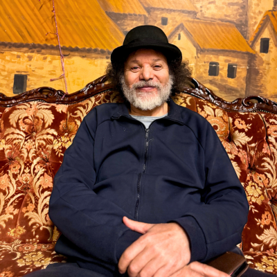 episode Artiest Hakim Traïdia: ‘Ik heb twee mensen op het podium laten trouwen.’ artwork