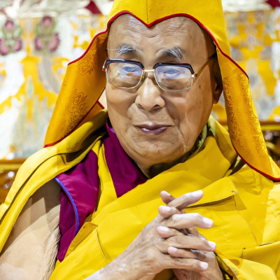 episode Der Dalai Lama wird 90: „Er gibt den Mut zum Überleben“ artwork