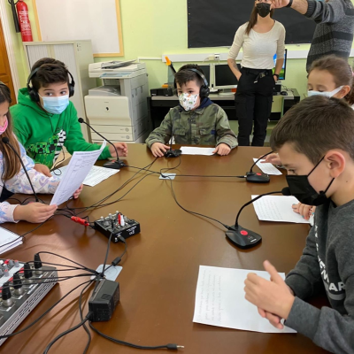 episode Apoyo a los refugiados Ucranianos desde el CEIP Marina de Cudeyo, Cantabria, España - 2 de marzo 2022 artwork