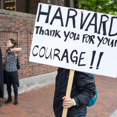 episode Anhörung im Rechtsstreit zwischen Harvard und Trump: „Es geht ans Eingemachte“ artwork