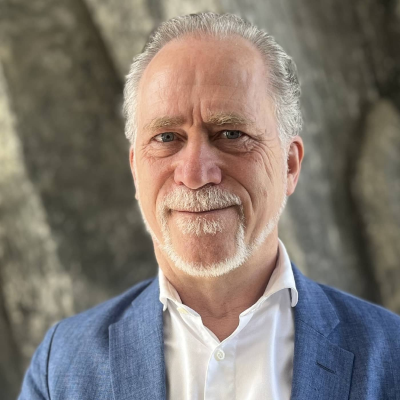 episode Daniel Helldén (MP): ”Vi vill ha en reglerad invandring fast vi aldrig tummar på asylrätten” artwork