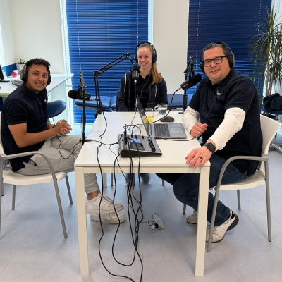 episode Topfit op de Cast: Aflevering 24- Orofaciaal Fysiotherapie: Darrel en Ralph ontvangen Daphne Vergeer, werkzaam bij Fysio Topfit als o.a. Master Orofaciaal Fysiotherapeut (kaakfysiotherapie). Wat is Orofaciaal eigenlijk? Wanneer heb je het nodig? Hoe ziet een behandeling eruit? Daphne vertelt het allemaal. artwork