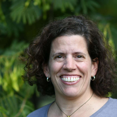 episode Out Standing in Her Field (literally). Science Communication with Dr. Maria Luz "Malu" Zapiola: 1st Bilingual Episode! (S9:E2) artwork