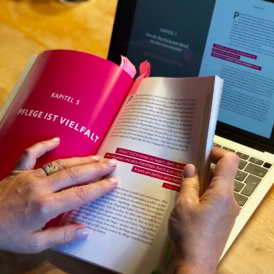 episode Wie entsteht ein Buch? Das Making of von "Pflege ist stark" artwork