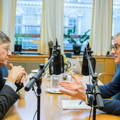 episode Ep8 – Jonas Gahr Støre og Jeffrey Sachs om USA-valget, moderne velferdssamfunn og klimautfordringene artwork