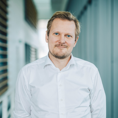 episode Kasper Holtens selvbillede krakelerede, da en medarbejder kaldte ham et røvhul artwork