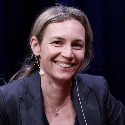 episode „Aufrecht“ von Lea Ypi: Eine Biografie so spannend wie ein Thriller artwork