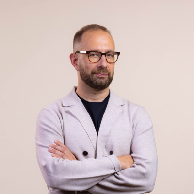 episode Robin Clarke - Global CEO of Passions & PR - M C Saatchi Group artwork