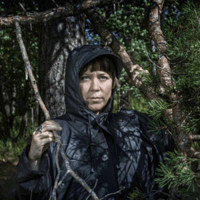 episode 9. Hanna Tuulikki: “Käsittelen surua kadonneesta luontosuhteesta ja katkenneista juurista” artwork