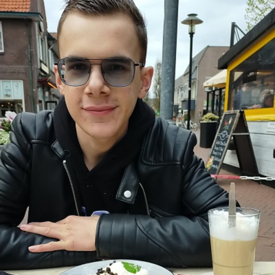 episode Mijn lieve zoon Thom helpt met de promotie van 'Zeikwijf'. artwork