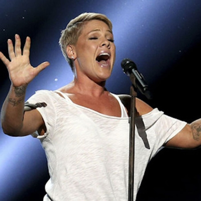 episode Pink. La cantautrice ha annunciato, via social, il rinvio delle prossime 4 date del tour, salutando i fan così: "Vi mando amore e salute". artwork