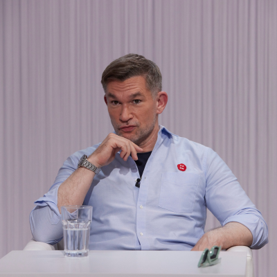 episode Streitkultur auf der Bühne – Wie die Arbeit in der Bachmann-Jury den Blick auf Literatur verändert artwork