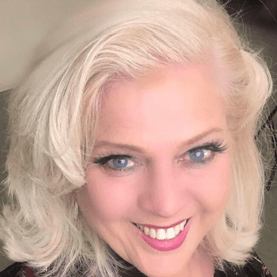 episode Penny Wiggins: We talk about show business, her big move and Las Vegas! artwork
