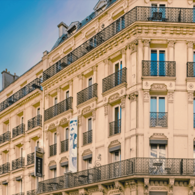 episode L'Hotel Litteraire Le Swann a Parigi, un luogo da sogno artwork