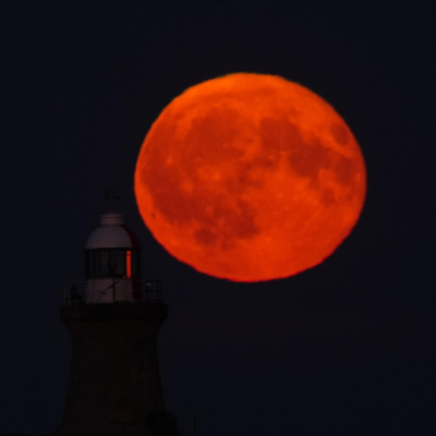 episode Totale Mondfinsternis: deshalb wird der Vollmond glutrot - Herbstviereck | Sternenhimmel im September artwork