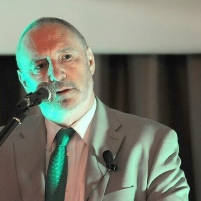 episode Seán Ó Cadhain : Tráchtaire ar pholaitíocht na Breataine. artwork