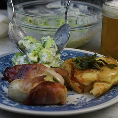 episode Bratwurst im Speckmantel zu Gurkensalat artwork