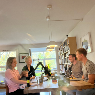 episode "It takes a village to raise a child". Hvordan lager vi den moderne landsbyen? Med Hanna Øiestad Damskau og Guro Øiestad artwork