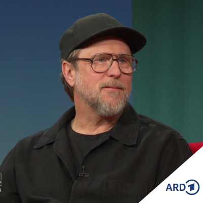 episode Ihm liegen schrullige Figuren: Schauspieler Bjarne Mädel artwork