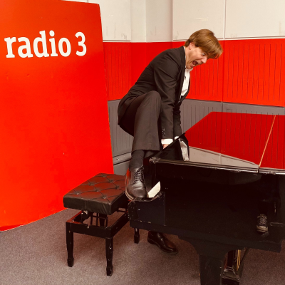 episode El típico programa - Con Howlin' Pelle Almqvist de The Hives - 05/07/25 artwork